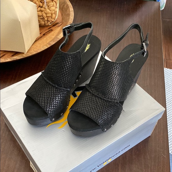 Volatile Black Wedge Shoes with Faux Snakeskin Design size 7 - Picture 1 of 5